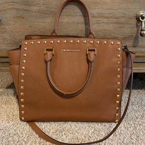 Michael Kors Studded Selma bag in color camel med